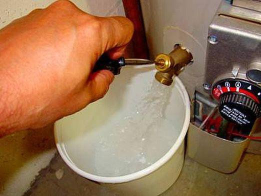 Hoe water uit de boiler te legen?