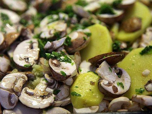 Hoe aardappelen te bakken met champignons?