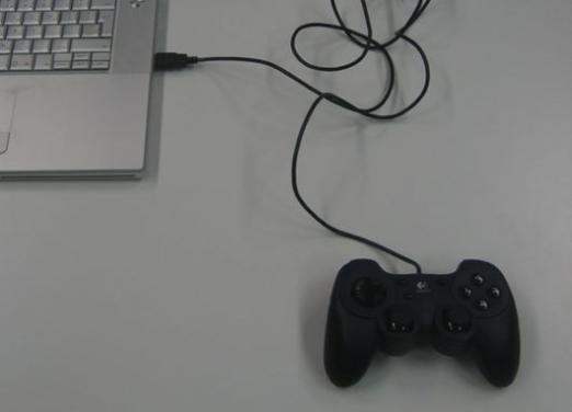 Hoe de joystick op de laptop aan te sluiten?