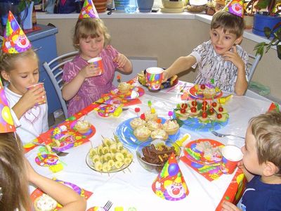 Hoe een tafel voor kinderen te versieren?