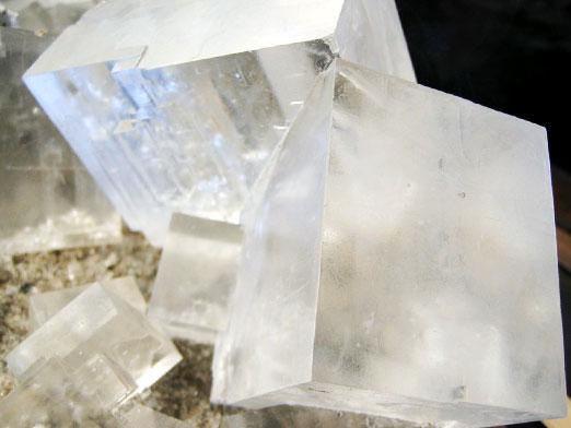 Hoe een kristal uit zout te laten groeien?